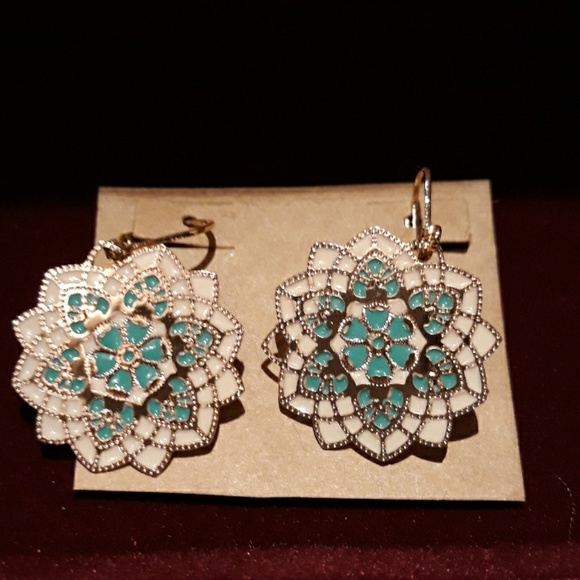 2 for $18☆ NWT ☆ Teal Flower Earrings - Picture 1 of 3